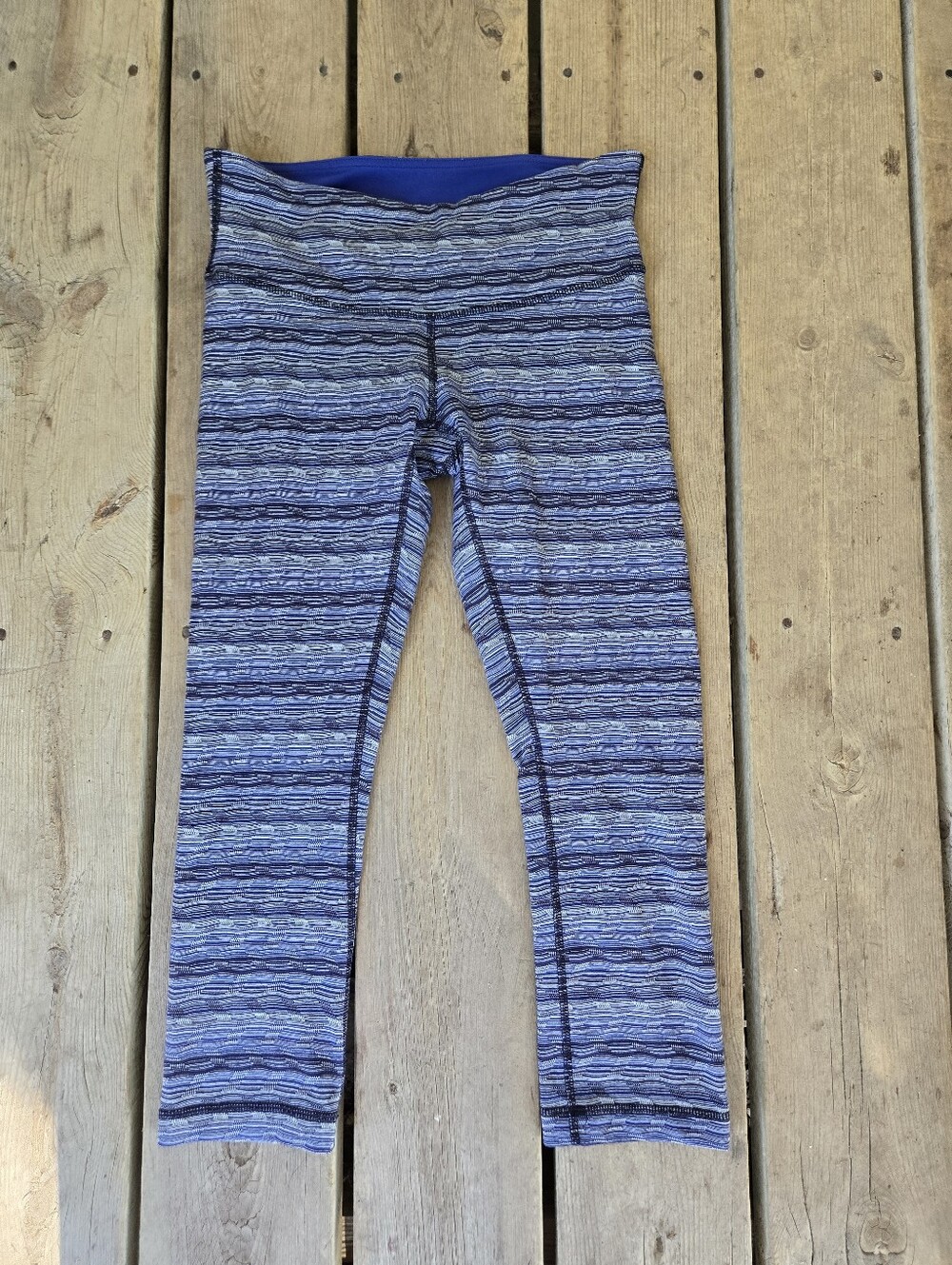 Lululemon striped crop athletic leggings size 6 in great condition